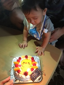 １歳になった息子も喜んで食べてました ひよこのイラストケーキ 最短3日で美味しい生ケーキをお届け キャラクターケーキ通販のキャラケーキ Com