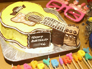 細かいところまで作られててすごい と喜んでいました ギターの立体ケーキ 最短3日で美味しい生ケーキをお届け キャラクターケーキ通販のキャラ ケーキ Com