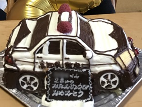 誕生日、パトカーの立体ケーキ