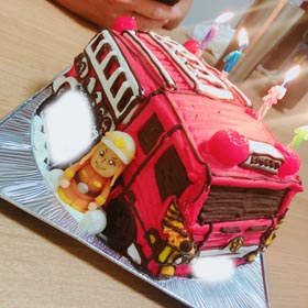 満足です 消防車のマスコット付き立体ケーキ 最短3日で美味しい生ケーキをお届け キャラクターケーキ通販のキャラケーキ Com