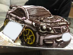 とても喜んでくれました 車の立体ケーキ 最短3日で美味しい生ケーキをお届け キャラクターケーキ通販のキャラケーキ Com