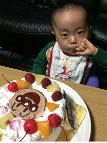 アンパンマンが大好きな息子はアンパンマンのケーキに大興奮 1歳のお誕生日ケーキ 最短3日で美味しい生ケーキをお届け キャラクターケーキ 通販のキャラケーキ Com