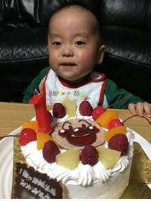 アンパンマンが大好きな息子はアンパンマンのケーキに大興奮 1歳のお誕生日ケーキ 最短3日で美味しい生ケーキをお届け キャラクターケーキ 通販のキャラケーキ Com