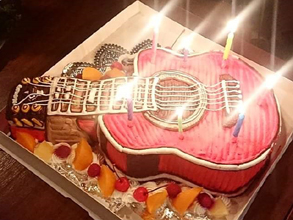 とても喜んでいただき 大成功でした 99 99 ギターの立体ケーキ 最短3日で美味しい生ケーキをお届け キャラクターケーキ 通販のキャラケーキ Com
