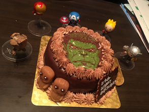 喜んでおりました Marvel ハルク マスコット付きケーキ 最短3日で美味しい生ケーキをお届け キャラクターケーキ通販のキャラケーキ Com