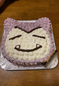 とても喜んでいました カビゴン顔型立体ケーキ 最短3日で美味しい生ケーキをお届け キャラクターケーキ通販のキャラケーキ Com