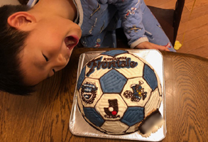 サッカーボール 川崎フロンターレ の立体ケーキ 最短3日で美味しい生ケーキをお届け キャラクターケーキ通販のキャラケーキ Com