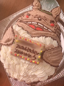 トトロが大好きな息子の ニコニコな笑顔が見れて幸せな気持ちになりました トトロの立体ケーキ 最短3日 で美味しい生ケーキをお届け キャラクターケーキ通販のキャラケーキ Com