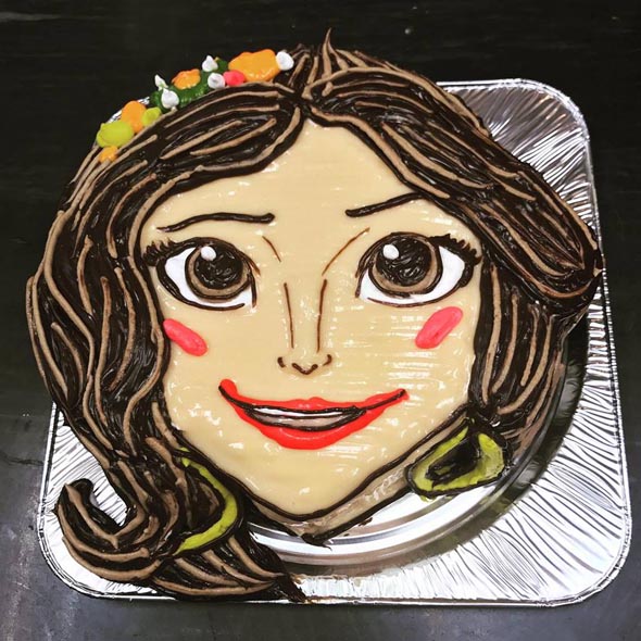 プリンセスエレナの顔型立体キャラクターケーキ