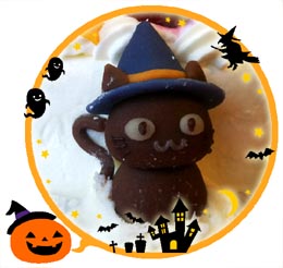 黒猫のマスコット付きハロウィンケーキ