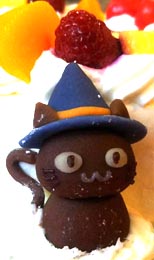 ハロウィン黒猫のマスコット付きケーキ