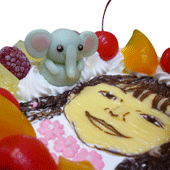 動物のマスコット付き似顔絵ケーキ